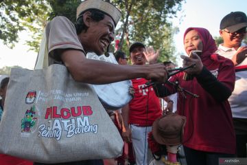 Sosialisasi Pilgub, KPU Jatim bagi-bagi cinderamata