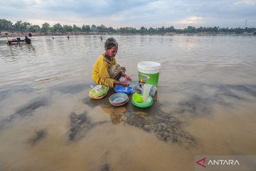 Warga manfaatkan air sungai Batanghari akibat kemarau