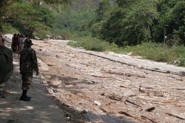 Sungai Ngarai Sianok Bukittinggi diterjang banjir bandang Senin siang