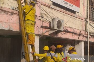 Jakbar rapikan kabel semrawut di Jalan Pancoran Raya