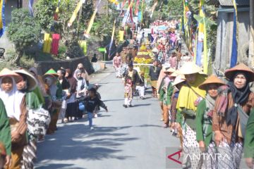 Warga Kaliurang Magelang kirab umbul doa pepunden Merapi