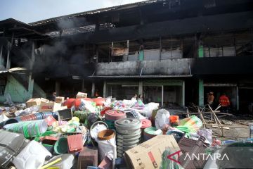 Dua puluh unit mobil pemadam dikerahkan untuk mengatasi kebakaran di Pasar Induk Krian