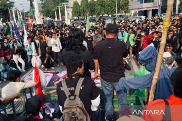 Unjuk rasa tolak revisi Undang-Undang Pilkada di Solo berlangsung aman