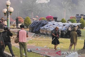 Polisi imbau massa jangan terprovokasi dengan melempar ke gedung DPR