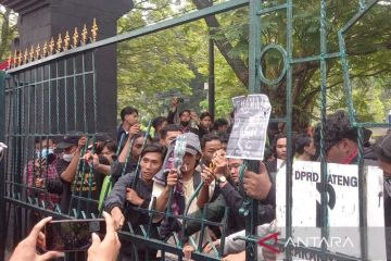 Belasan mahasiswa peserta aksi di Semarang dilarikan ke RS