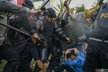 Pengunjuk rasa tembus pagar komplek Parlemen