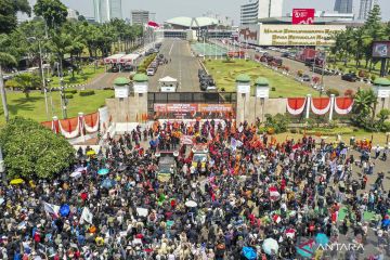 Ujuk rasa tolak pengesahan Revisi UU Pilkada di depan gedung DPR