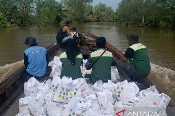 Adaro gunakan perahu bagikan sembako ke warga pinggiran Sungai Barito