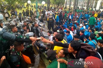 Personel Kodam Jaya layani demonstran mahasiswa dengan humanis