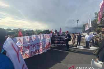 Jurnalis dan mahasiswa demo kawal putusan MK di kantor DPRD Kepri