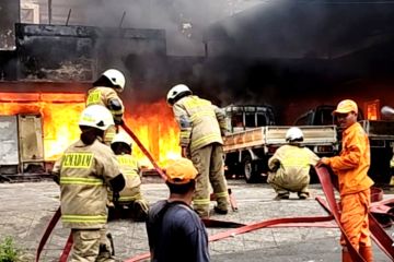 Dua orang terluka akibat kebakaran gudang perabotan di Kebayoran Lama