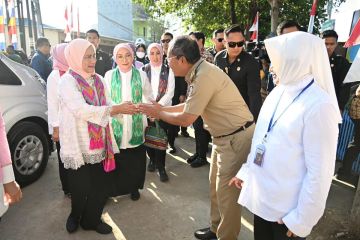 Iriana Jokowi serahkan perlengkapan bayi di posyandu di Makassar