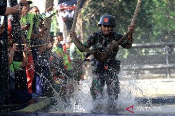 Prajurit Korps Marinir lomba ketangkasan halang rintang