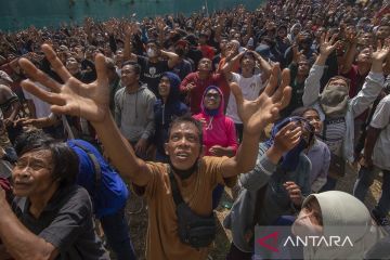 Tradisi sebar apem Yaa Qawiyyu mengangkat potensi wisata desa berbasis budaya