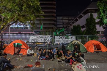 Kawal putusan MK, pengunjuk rasa berkemah di kompleks DPRD Jateng