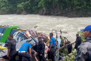 27 orang tewas setelah bus penumpang India tergelincir di Nepal