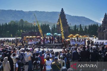 Prosesi potong rambut gimbal anak bajang di Dieng Culture Festival