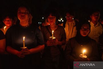 Civitas akademika UGM menyalakan lilin sebagai bentuk keprihatinan