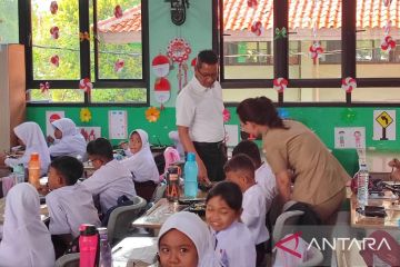 Heru tinjau uji coba pemberian makanan bergizi di SDN 04 Cipayung