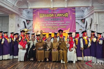 BKKBN Sultra luluskan 20 wisudawati Sekolah Lansia Madani Kendari