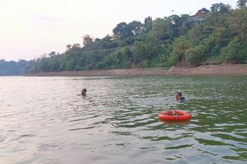 Petugas SAR evakuasi dua bocah tewas tenggelam di Waduk Jatibarang