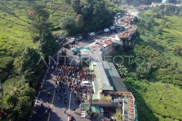 Penertiban lapak PKL dan bangunan liar di Puncak Bogor