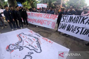 Mahasiswa bentangkan spanduk "Masalah Bali" di depan kantor KPU