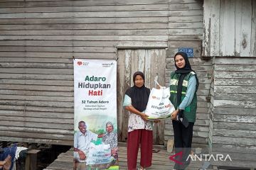 Pemetik daun gelinggang terima bantuan sembako HUT Adaro