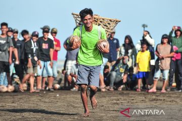 Lomba malanjong meriahkan tradisi mandi Safar di Tanjung Jabung Timur