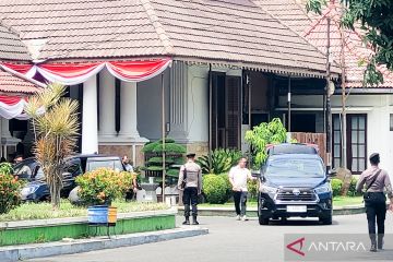 KPK geledah rumah dinas Bupati Situbondo dan bawa lima dokumen