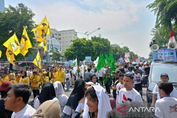 RK-Suswono bersama pendukungnya berjalan menuju KPU DKI