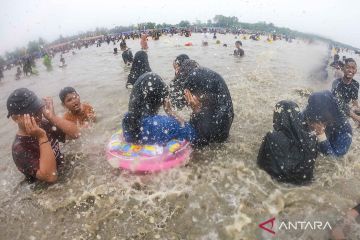 Ribuan warga gelar tradisi mandi Safar di Jambi