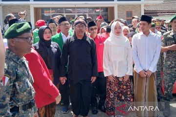 Petani dan seniman antar pendaftaran pasangan Agus-Nadia