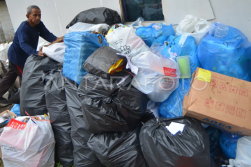 Pengumpulan sampah plastik di Padang