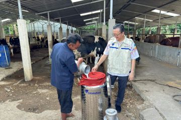 Garudafood sumbang wadah penampung susu ke mitra binaan di Boyolali