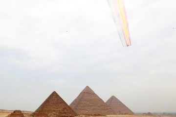 Tim aerobatik Angkatan Udara China beraksi di atas Piramida Giza