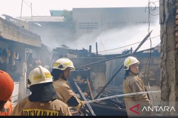 Dua rumah di Pulogadung hangus terbakar