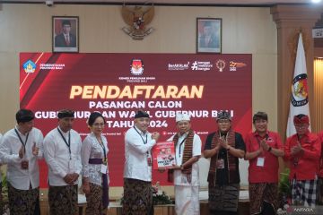 Pasangan Wayan Koster - I Nyoman Giri Prasta mendaftar ke KPU Bali