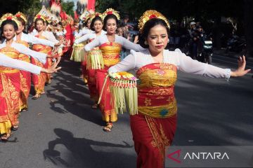 Parade budaya iringi pasangan Wayan Koster-Giri Prasta menuju KPU Bali