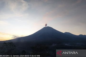 Gunung Semeru kembali erupsi selama 106 detik