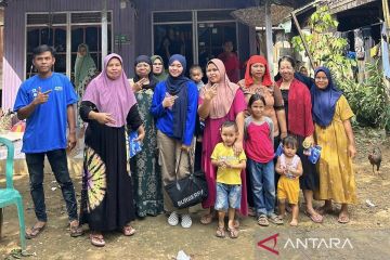 Norsita Maulida,  anggota DPRD  akrab dengan warga