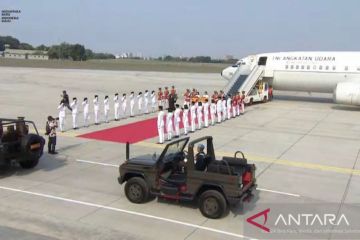 Duplikat bendera pusaka dan teks proklamasi tiba di Jakarta dari IKN