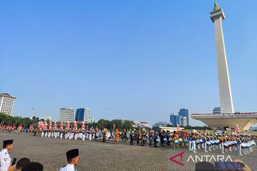 Kirab bendera merah putih tiba di Monas dengan iring-iringan drumband