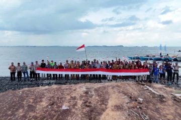 Jelang HUT ke-79 RI, bendera Merah Putih berkibar di Pulau Pelampung