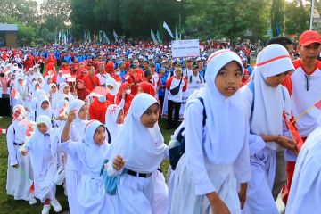 Ribuan warga Mataram jalan sehat, semarakkan gernas pembagian bendera