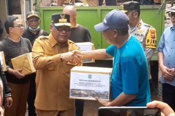 Tinjau lokasi pengungsian, Pj Gubernur Malut distribusikan logistik