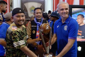 Arema FC persembahkan trofi Piala Presiden bagi korban Kanjuruhan