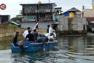 Balai Perikanan Budi Daya Laut angkat 1,27 ton sampah di Teluk Ambon