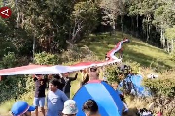 Berkibarnya Sang Merah Putih di gunung hingga laut Indonesia