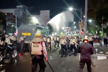 Demonstrasi di depan DPRD Kota Semarang rusuh, 32 orang ditahan